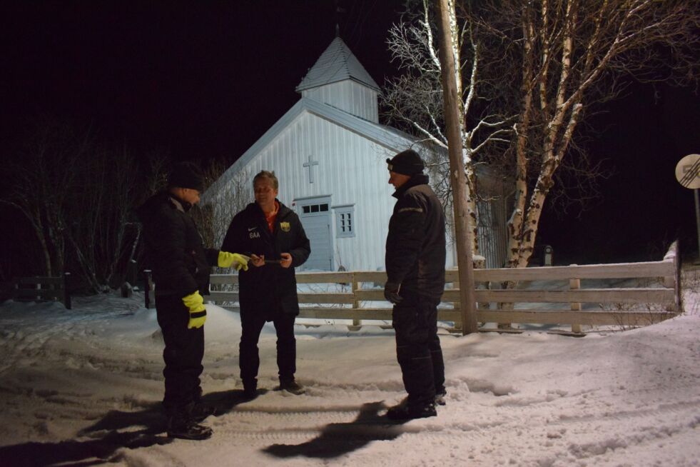 Graver Odd Einar Siri, kirkeverge Geir-Are Andersen og den tidligere graveren og kirketjeneren i Tana, Åsmund Johansen foran Polmak kirke.
 Foto: Birgitte Wisur Olsen