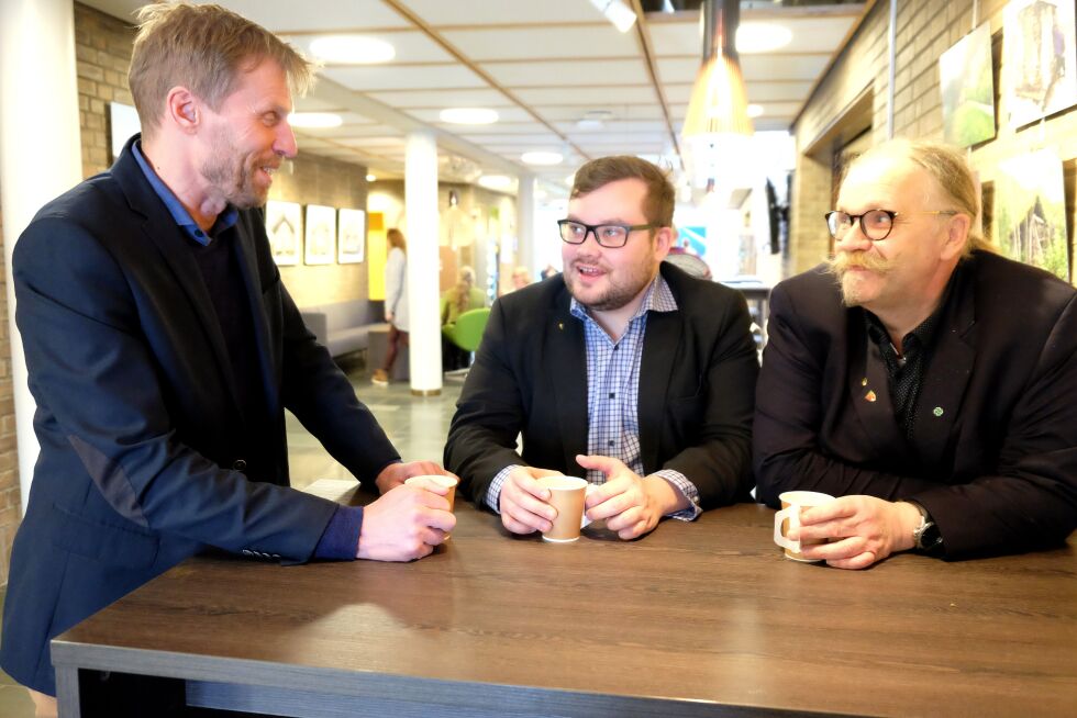 APs Tarjei Jensen Bech (midten) la frem et tilleggsforslag for opposisjonen, her representert ved Høyres gruppeleder, Jo Inge Hesjevik (til venstre). Kurt Wikan var på sin side fornøyd med tilleggsbevilgningene.
 Foto: Bjørn Hildonen