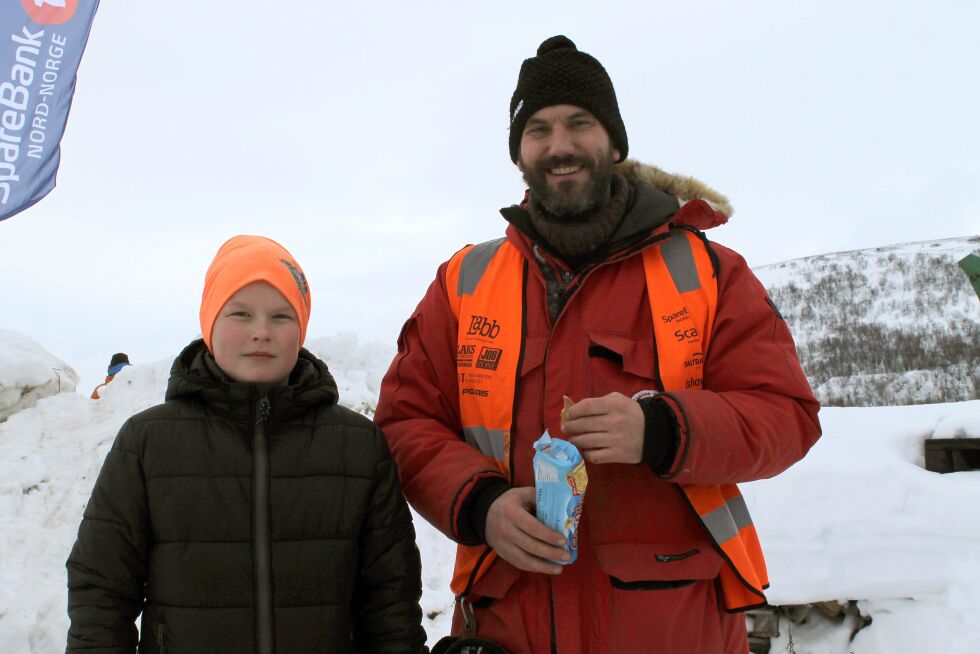 Erik Glestad (til høyre) er handler på 100-mila. Her intervjues han av Tor Máhtte Porsanger Anti.