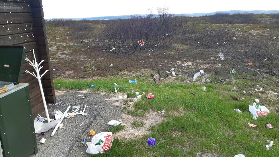 Det er ikke bare ordinært søppel som kastes i og utenfor dunken. Her har noen funnet det betimelig å hensette en stumtjener.