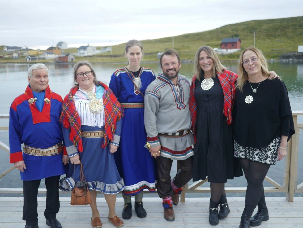 Det samiske «Siidaprogrammet» under årets Nordkapp Filmfestival ble ett av festivalens høydepunkter. Her er noen av de som deltok på brygga på Sarnes. Fra venstre Per Alf Nilsen Sara, Siv Selnes Sara, Kristine Tjåland Braut, Mikkel Gaup, Ida Kathrine Balto og Edelh Ingebrigtsen.
 Foto: Geir Johansen