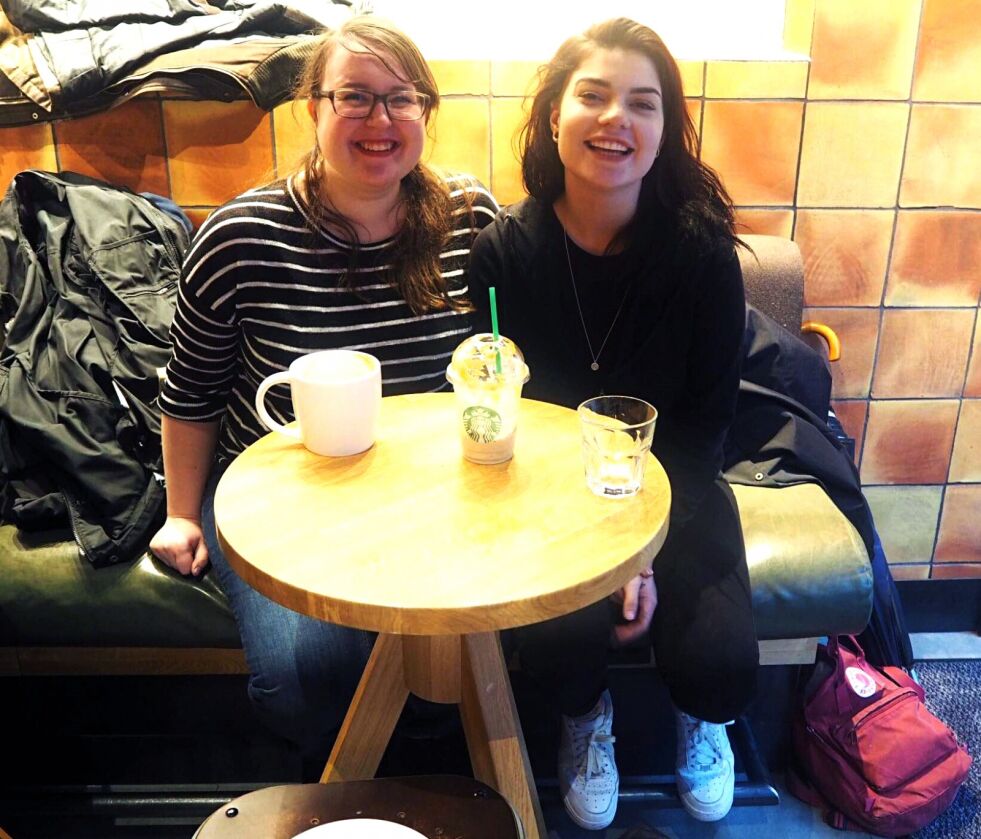 Katja Elden Hoven (21) og Ranja Elisabeth Berg Kopseng (20) fikk gjenforent duoen sin fra UKM da de begge valgte å studere i Bergen.
 Foto: Hannah Persen