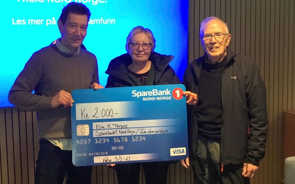Elna K. Thra­ne fra Nes­se­by kunne nylig motta premien etter fjorårets sesong fra Tom Rosanoff (til venstre) i Sparebanken Nord-Norge og Per Andersen i Tana-Varangerløypa skilag. Ing­var D. Johansen fra Tana kunne ikke være til stede og få sin premie.
 Foto: Privat