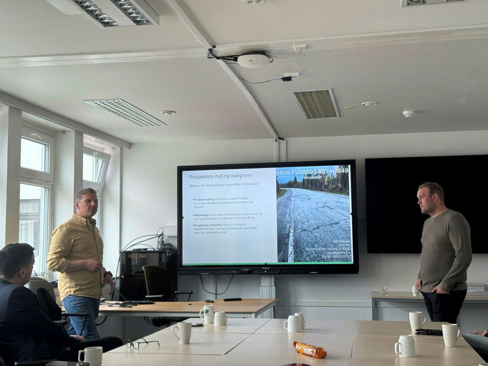 Studenter fra Fagskolen i Finnmark hadde mål om å finne tiltak som forbedrer bæreevnen til veien uten full utskiftning av massene.
 Foto: Birgitte Wisur Olsen