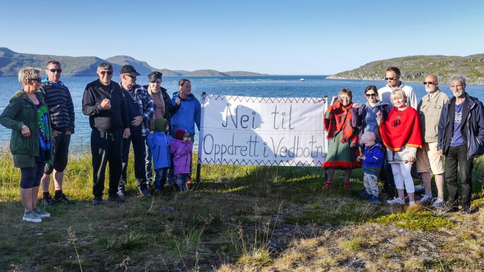 Her er noen av de som stilte opp for å protestere mot lakseoppdrett i Vedbotn i helga. Fra venstre Marianne Hansen fra Smørfjord, Andreas Bruaset fra Måndalen i Møre og Romsdal, Trond Akselsen fra Børselv, Erling Moe fra Smørfjord, Elisa Embla Scheele; med barna Aili Kirste Scheele Somby og Máhtte Scheele Somby fra Repvåg, Turid Wilhelmsen fra Børselv, Ingunn Utsi fra Repvåg, Ida Lindkvist med sønnen Amund Kårtveit fra Bergen, Bård Kårtveit fra Bergen, Heidi A. Persen fra Repvåg, Knut Bjørn Lindkvist fra Honningsvåg og Jon Arne Jørstad fra Tromsø.
 Foto: Geir Johansen