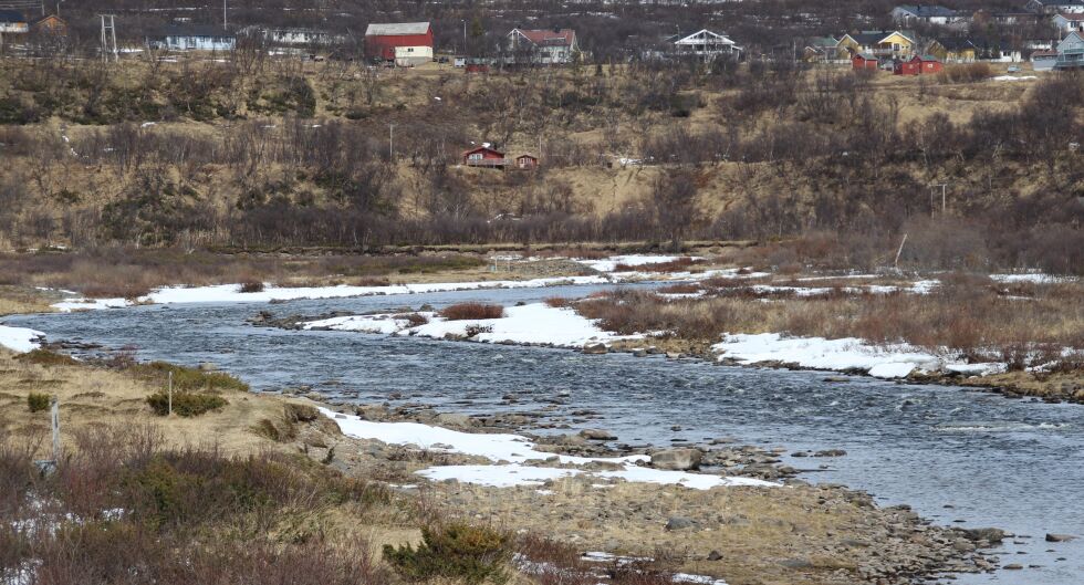 SEN VÅR:

En kald mai måned gjør at laksefiskerne vil møte snø og is langs elvebredden i Jakobselva når fiskesesongen nå er i gang.
 Foto: Torbjørn Ittelin