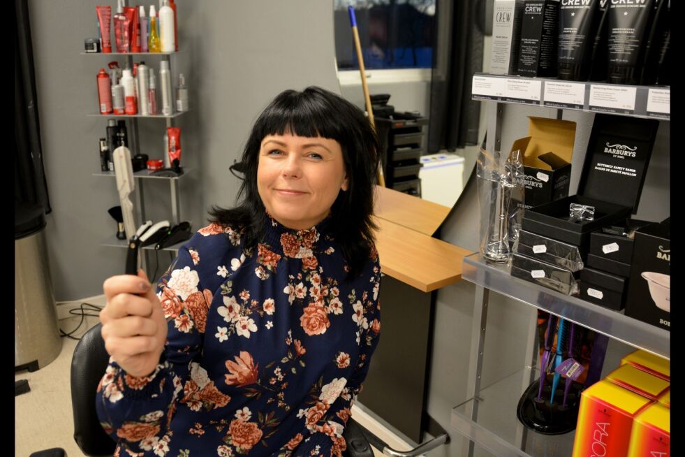 Trine Hansen ved Stussen frisør i Lakselv kan nå tilby sine kunder trimming av skjegg og barbering, i tillegg til den vanlige hårklippen.
 Foto: Kristin Marie Ericsson
