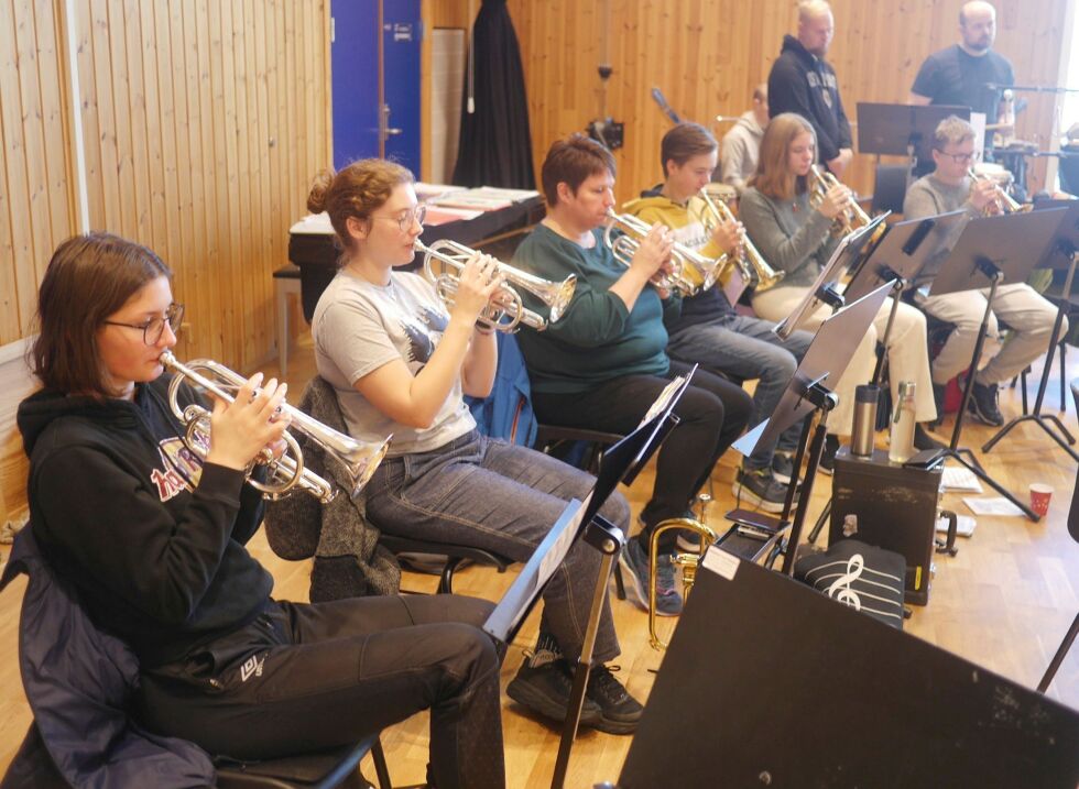 Medlemmer av Honningsvåg skolekorps brukte helga til intens øving; før jubileumskonserten onsdag kveld.
 Foto: Geir Johansen