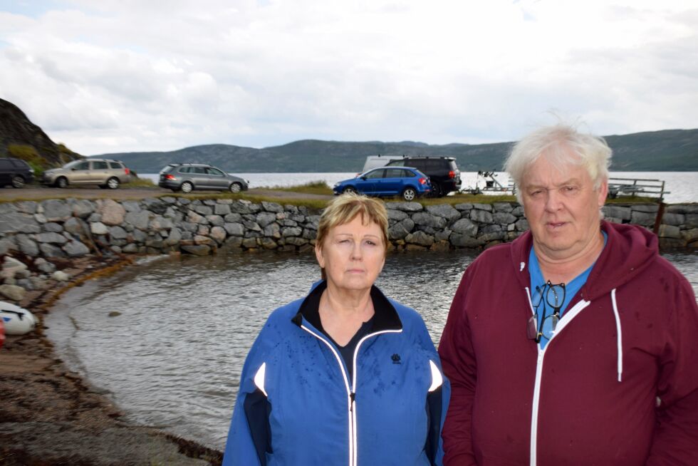 Torill Sivertsen og Roy Mikkola mener Neiden båtforening tar seg til rette i et område bygdefolket har brukt i århundrer.
 Foto: Birgitte Wisur Olsen