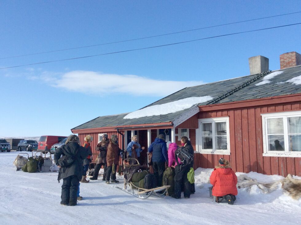Gjester fra det fjerne utland forbereder seg på reise med hundeslede over vidda etter en natt på Šuoššjávri fjellstue.
 Foto: Stein Torger Svala