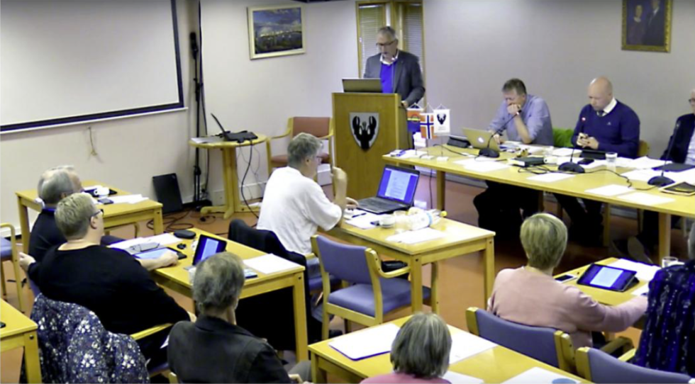 Tysfjord kommunestyre behandlet torsdag kommunereformen. Her er Leif Harald Olsen på talerstolen og forklarer hvorfor han vil ha lovlighetskontroll av et tidligere vedtak.
 Foto: Skjermbilde fra streamen.