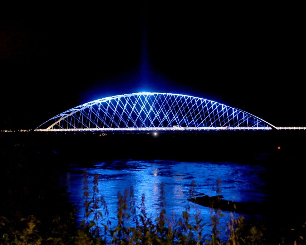 E105 fra Borisglebsko til Bjørkheim og nybrua på Elvenes, her fotografert en sen kveld, skal begge velsignes av biskop Øygard og metropolitt Simon, som er biskop i den russisk-ortodokse kirken i storbyen.
 Foto: Torfinn Løvås