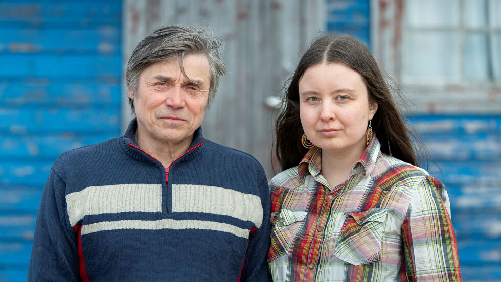 Elise Embla Scheele og Anders Somby venter på skriftlig avgjørelse fra statsforvalteren, mens Karasjok skole ennå avviser at barna har rett til å hospitere på en annen skole.
 Foto: Cecilie Bergan Stuedal