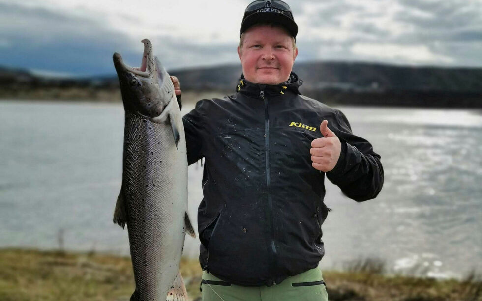 Jens Martin Haagensen med en laks på åtte-ni kilo, tatt i 2019 i Tanaelva. Haagensen mener stengt elv er den beste måten å få bestanden opp på et godt høstbart overskudd igjen.
 Foto: Privat