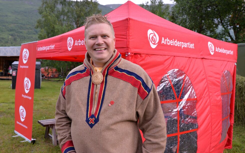 Ronny Wilhelmsen (Ap) i valgkampmodus, her på Riddu-sletta.
 Foto: Steinar Solaas