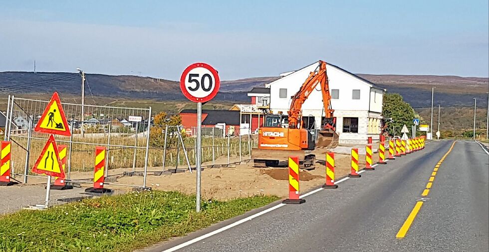 Arbeidet med å bygge busslomme og fortau er godt i gang i sentrum av Vestre Jakobselv.
 Foto: Torbørn Ittelin