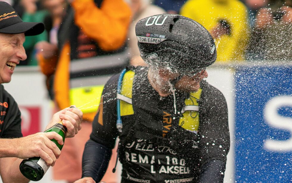 Tor Espen Jolma i det han kommer i mål etter 700 kilometer på sykkel torsdag morgen. Fredag kveld var nok 300 kilometer tilbakelagt, og Jolma er med dette historisk.
 Foto: A. Abrahamsen