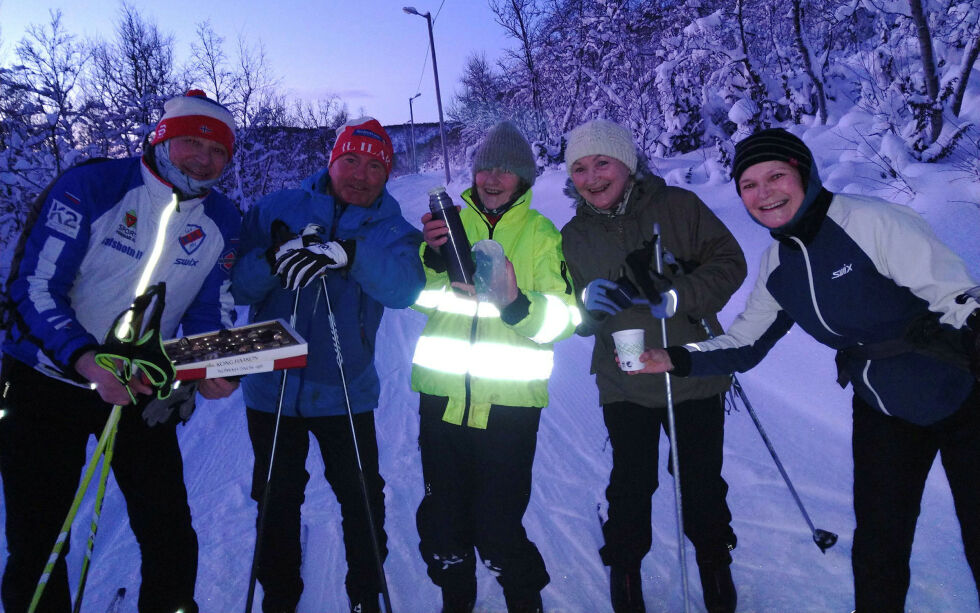 Her har Thor Bjørnar, Espen, Haldis og Bente fått seg varm drikke av Therese (i midten) før de hastet videre av gårde i skiløypa.
 Foto: Privat