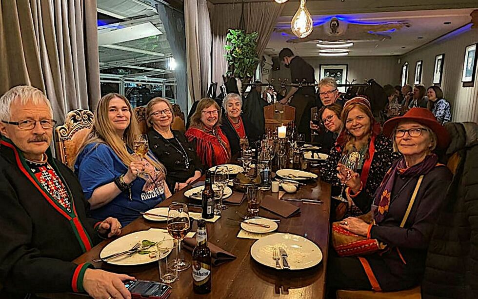 Fra venstre sitter Bierna Leine Bientie, Lene E. Westerås, Rauni Magga Lukkari, Beate Heide, Anne-Grethe Leine Bientie, Paul Pedersen, Torill Nyseth, June Sommer Strask og Marion Palmer. Bildet er tatt i en annen forbindelse i Trondheim i 2022, og publiseres med tillatelse fra Mun dajan – Foreninga samiske forfattere.
Foto: Mun dajan.