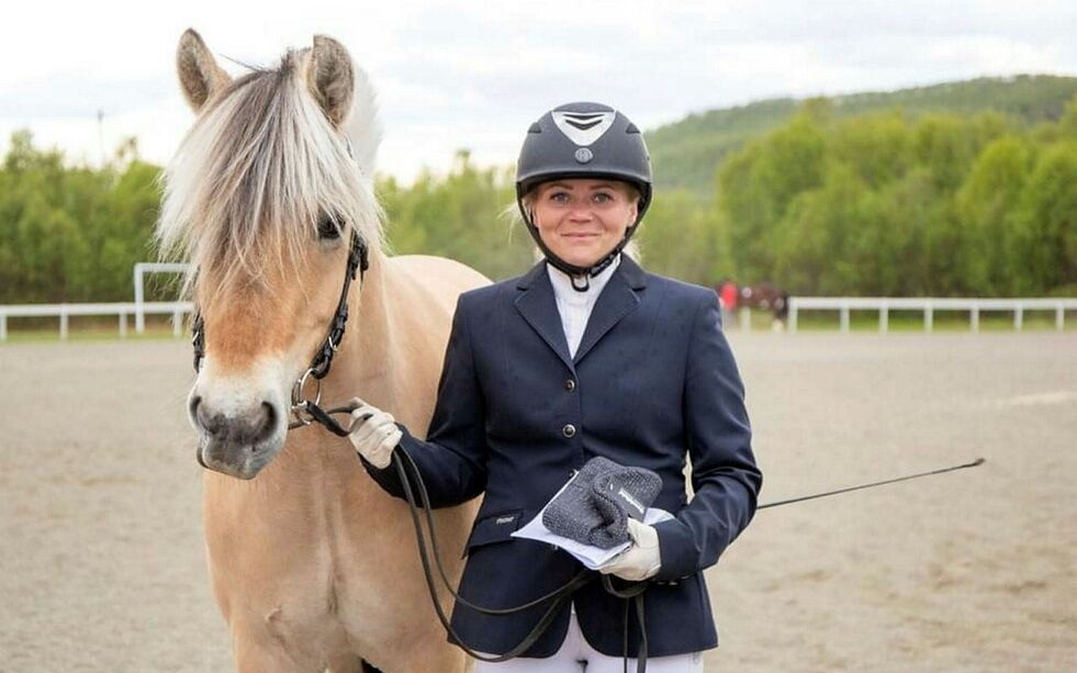 Ester Katrine med hesten hennes Senjas Fiola.
 Foto: Brynjar Skartland