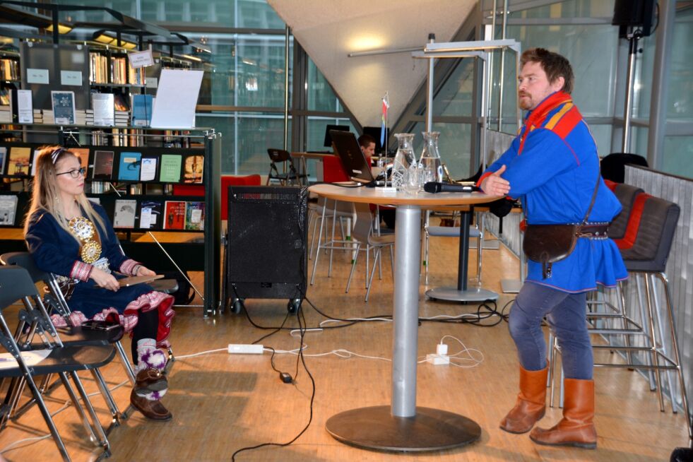 NSR-leder Beaska Niillas snakket om samiske rettigheter på biblioteket i Tromsø i helgen i forbindelse med SSDNs 35-årsjubileum.
 Foto: Elin Margrethe Wersland