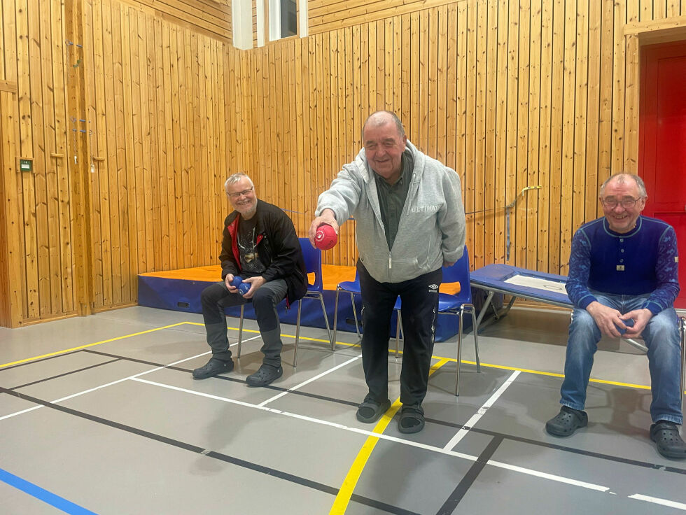 Rolf Wal­le, Dag­finn Jen­sen og Odd Tobi­as­sen. Dagfinn demonstrerer hvordan det skal gjøres.
 Foto: Birgitte Wisur Olsen