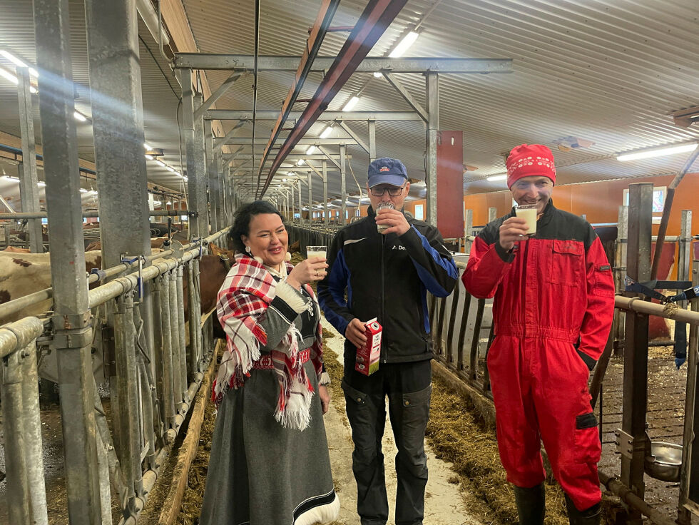 Sametingspresident Silje Karine Muotka, bonde Tormod Nilsen og konsernsjef i TINE, Gunnar Hovland, skåler i melk for den samiske teksten på melkekartongene.
 Foto: Birgitte Wisur Olsen