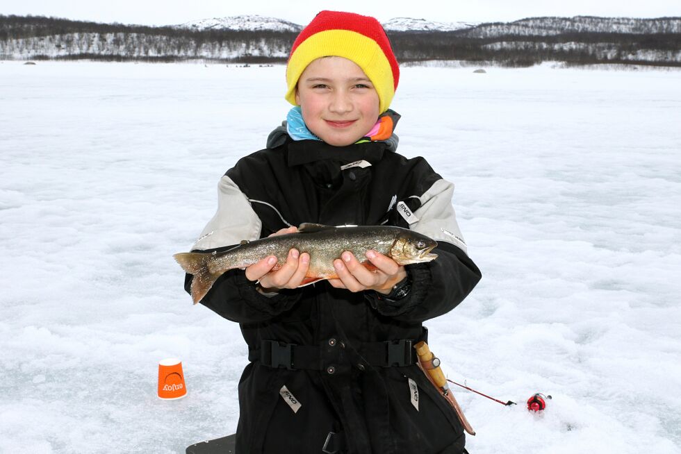Arnfinn Vonka på 13 år fra Jarfjord, fikk 3.premie med denne fangsten. Rød maggot var det best bitt på, i følge unggutten.
 Foto: Silje L. Kvammen