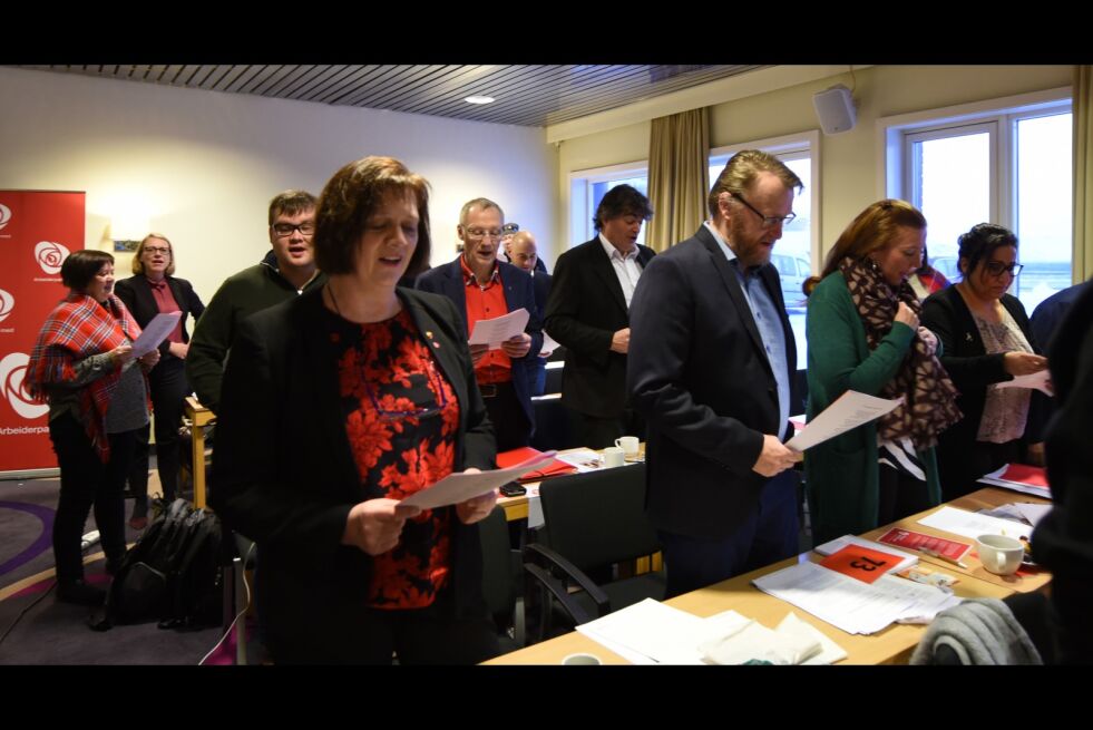 Årskonferansen i Finnmark AP fortsetter, og søndag startet man med sang. Senere skal de behandle et forslag om å innføre representantskapsordning for Finnmarkseiendommen.
 Foto: Lars Birger Persen