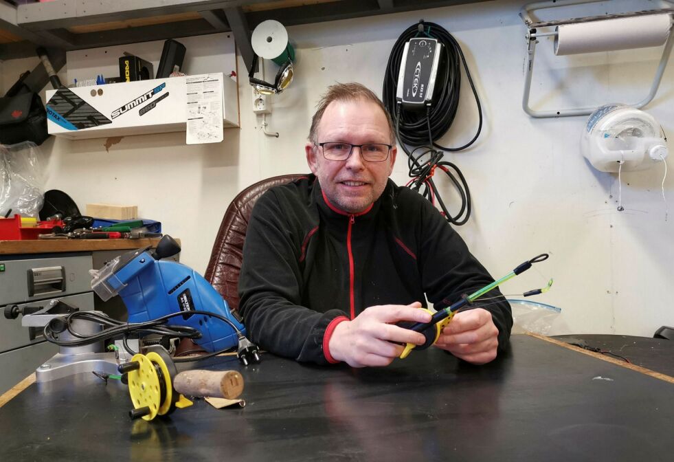 Sivertsen har nå god tid til å puste i garasjen, og nå klargjør han alt av fiskeutstyr. Foto: Marie Sivertsen