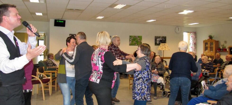 Gjett om folk koste seg. Det var til tider helt fullt på dansegulvet!
 Foto: Erna Fjelldahl