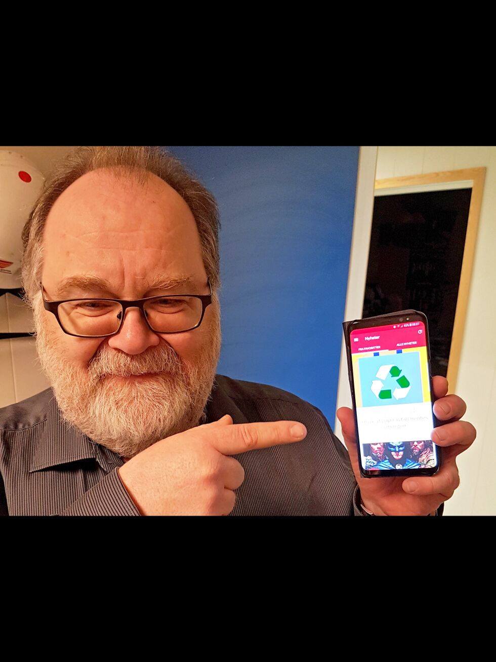 Bill Sørensen i Tana kommune oppfordrer alle i Tana til å laste ned appen til Tana kommune i app-store.
 Foto: Privat