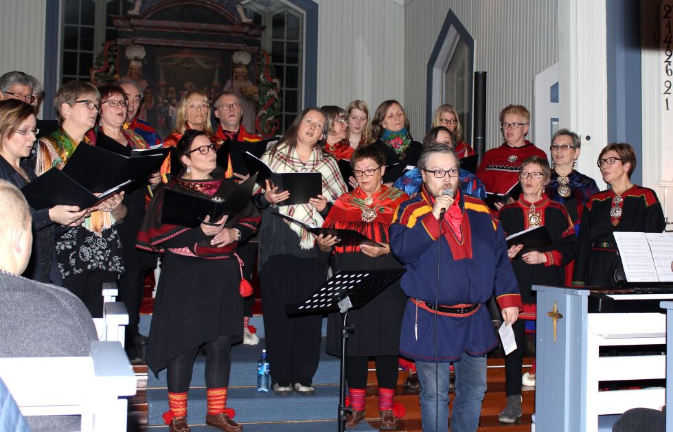 Sammen med resten av koret Untak bidro Bent Johansen, her som solist, til en flott konsert i Nesseby kirke.
 Foto: Oddvar Betten