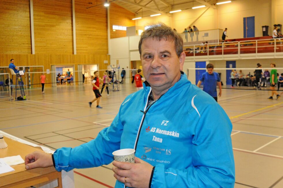 Benn Larsen i Tana IFs badmintongruppe oppfordrer folk til å komme innom flerbrukshallen i helga.
 Foto: Tom Hardy (arkiv)
