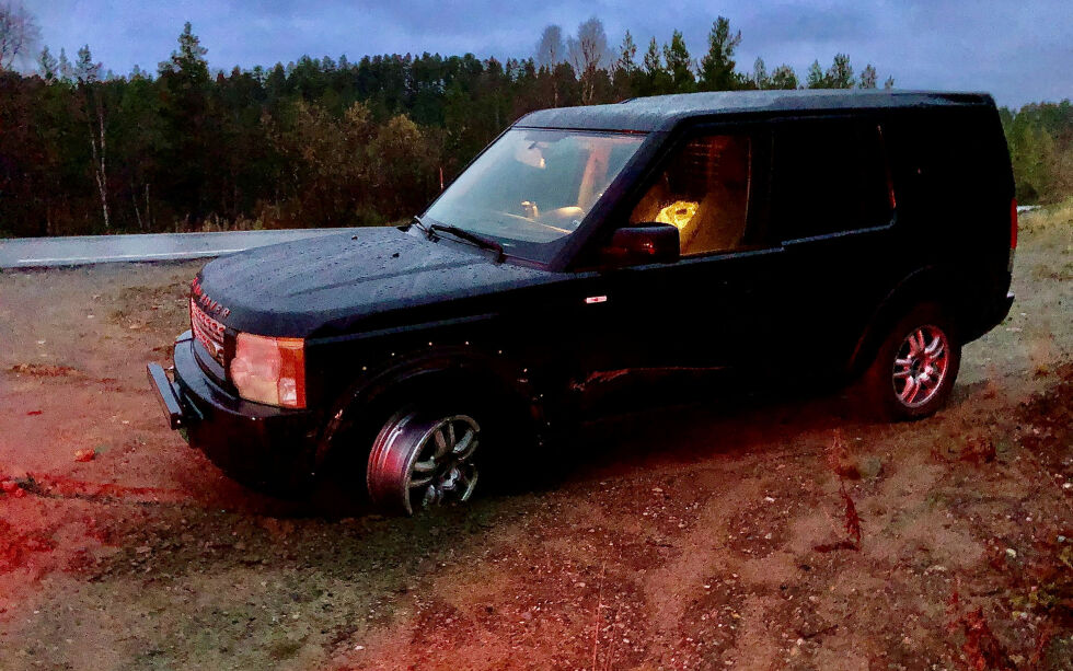 Eieren sier til Ságat at han tror bilen må vrakes etter dette uhellet.
 Foto: Stein Torger Svala