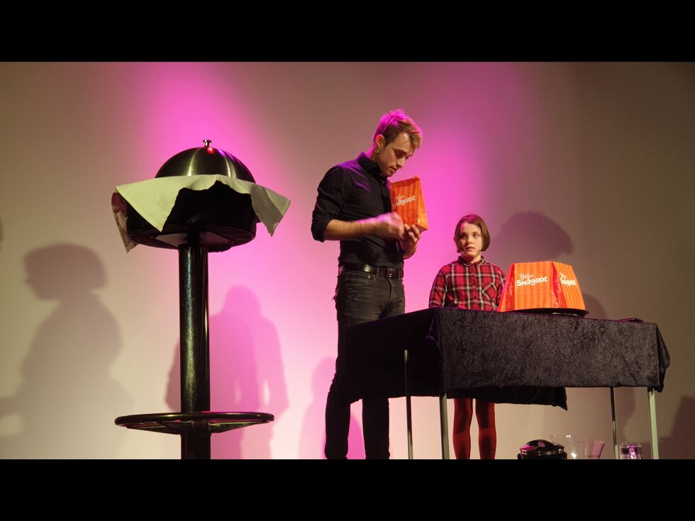 Små og store fikk komme opp på scenen til tryllekunstner Hans Grane fra Alta. Her er det en jente som konstaterer at Grane også kan trylle med smågodt.
 Foto: Tonny Lunnan