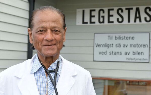 Vikarierer i Lakselv samtidig som han sykler Norge rundt