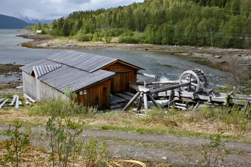 Aursfjordsaga sett fra veien.
 Foto: Anthon Sivertsen