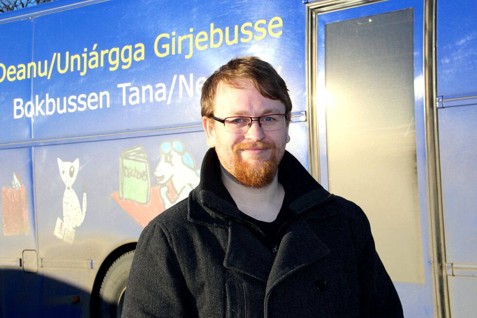 Plassmangel gjør at biblioteksjef i Nesseby, Jørgen Betten, nå skal kvitte seg med tusenere av bøker, tidsskrifter og filmer.
 Foto: Torbjørn Ittelin