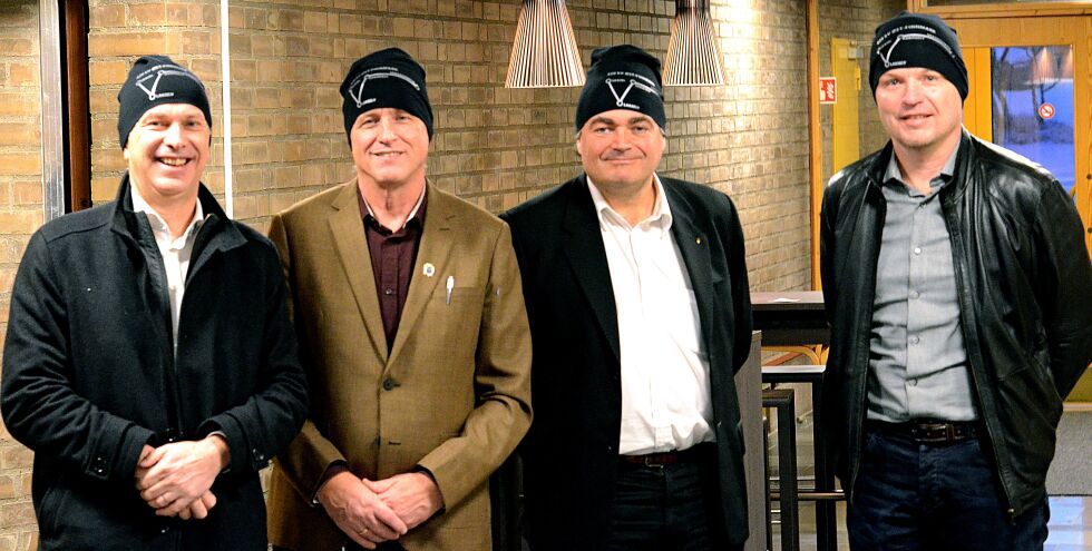 Geir Løvaas (Statnett), Robert Jensen (ordfører Vardø), Remi Strand (gruppeleder for Ap i fylkestinget) og Stein Mathisen (Varanger Kraft) deltok alle på konferansen i Vadsø, her med kledelige «kraftluer».
 Foto: Finnmark fylkeskommune