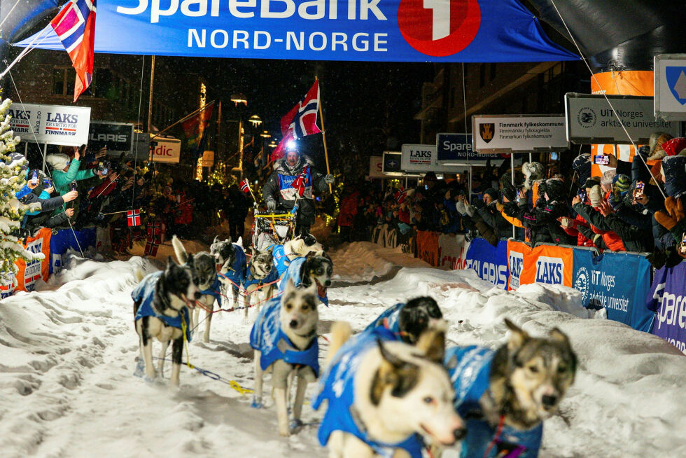 En høyst levende legende vant en suveren seier i Finnmarksløpet 1200. Harald Tunheim (66) kom torsdag kveld inn til mål i Alta, til sin seier nummer åtte. Bare Sven Engholm har flere, med 11 seire. Lyden av jublende tilskuere og «Conquest of Paradise» møtte Tunheim og de 11 gjenværende hundene ved mål. Tunheim selv var imponert over hvor mange som var møtt frem, i snevær og mørke, både langs løypa og ved målstreken.
 Foto: MaritFinnmarksløpet/Marit L. Abrahamsen/Sandrine Chiarena