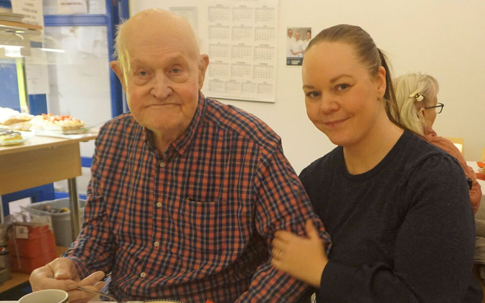 Theresa E. Jacobsen koste seg med kaffe og kake sammen med sin 94 år gamle far Odd A. Johansen.
Foto: Geir Johansen
