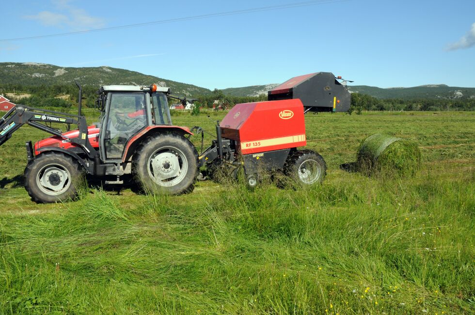 Mindre bruk har mindre maskiner, som bruker mindre diesel enn de store gårdene. Mer transport til og fra leiejorder bidrar også til økt dieselforbruk hos de store.
 Foto: Oddgeir Johansen (arkiv)