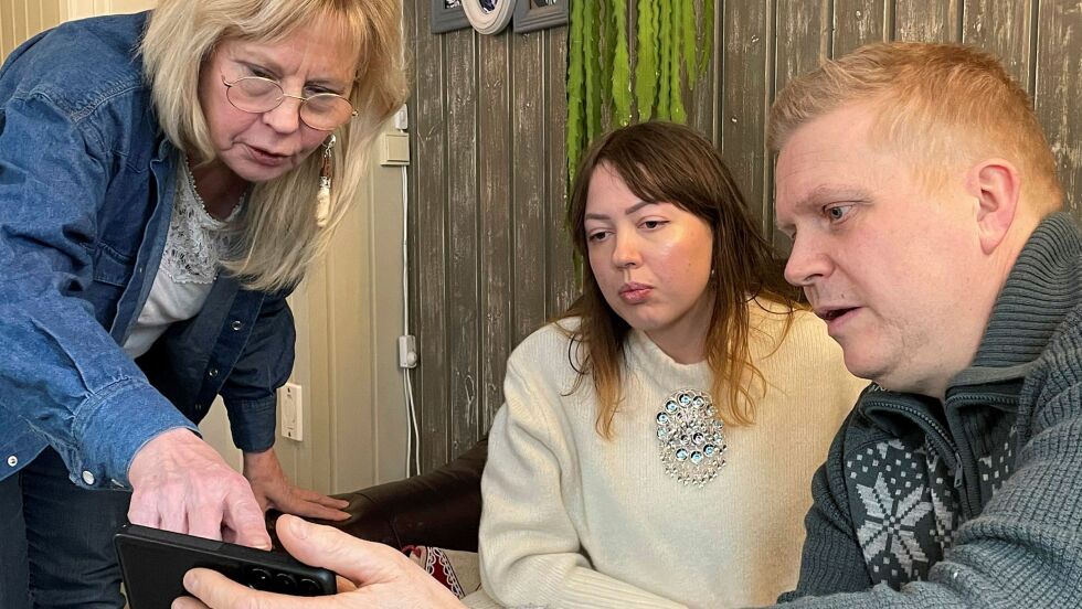 Rose Mari Moen har innhentet lokale folk til en arbeidsgruppe for duodjisenteret i Alta. Som duojáren Edel Sofie Felicia Thomassen og organisasjonsmannen Ronny Wilhelmsen.
 Foto: Rita Heitmann