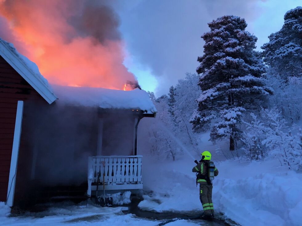 Brannvesenet kan ikke gjøre annet enn å begrense brannen.
 Foto: Stein Torger Svala