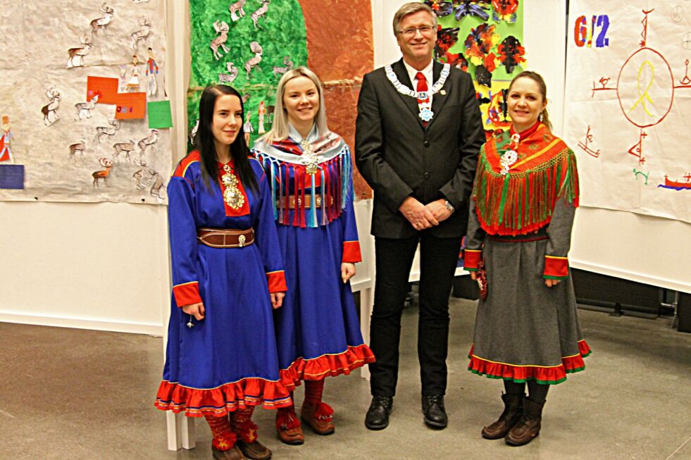 Margrethe Skretting Johansen, Marte Helene Nilsen og Trine Thomassen, her sammen med Vardøs ordfører Robert Jensen.
 Foto: Svein Hågensen