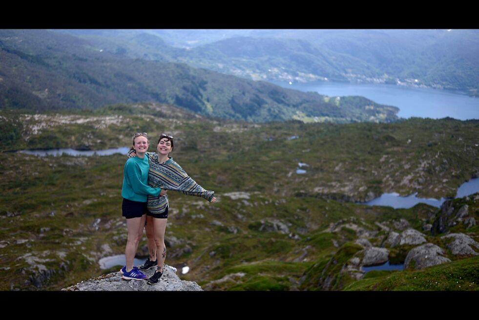 Ingeborg og Ranja er med i videoen til låta Ikke som de andre, en låt Sondre Justad har hatt stor suksess med.
 Foto: Privat
