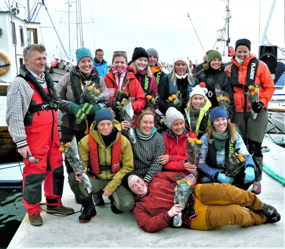 Her er de 13 jentene som rodde over Varangerfjorden; Marit Krokmogen, Carina Moen, Camilla Andersen, Hanne Harila, Isabell Strand Kiil, Marian Midthaug, Trine Jenncorn, Anne Lise Kandola, Hege Sivertsen, Benedikt H. Johnsen, Karoline Haugsrud-Foss, Eva Lyngvær og Cesilie Ch. Nilsen.
 Foto: Bjørn Hildonen