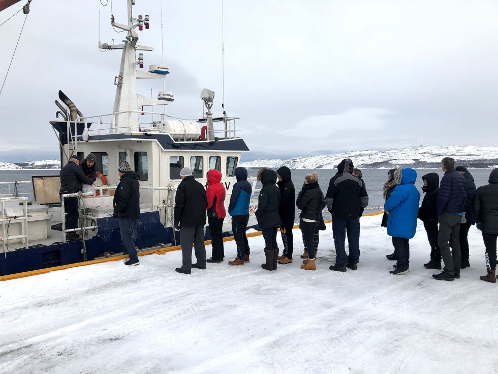 Dansken solgte for første gang i år reker fra kai i Kirkenes, og kundene ble etterhvert mange
 Foto: Halllgeir Henriksen