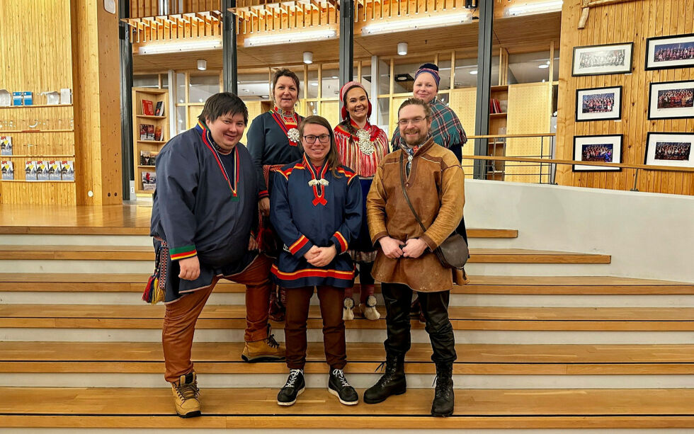 Sametingsrepresentantene fra NSR som la frem nye saker. Jon Isak Lyngman Gælok, Vendla Katrin Nielsen, Mathias Eilert Olsen, Maren Benedicte Nystad, Sandra Márjá West og Beaska Niillas.
 Foto: Sametinget/NSR